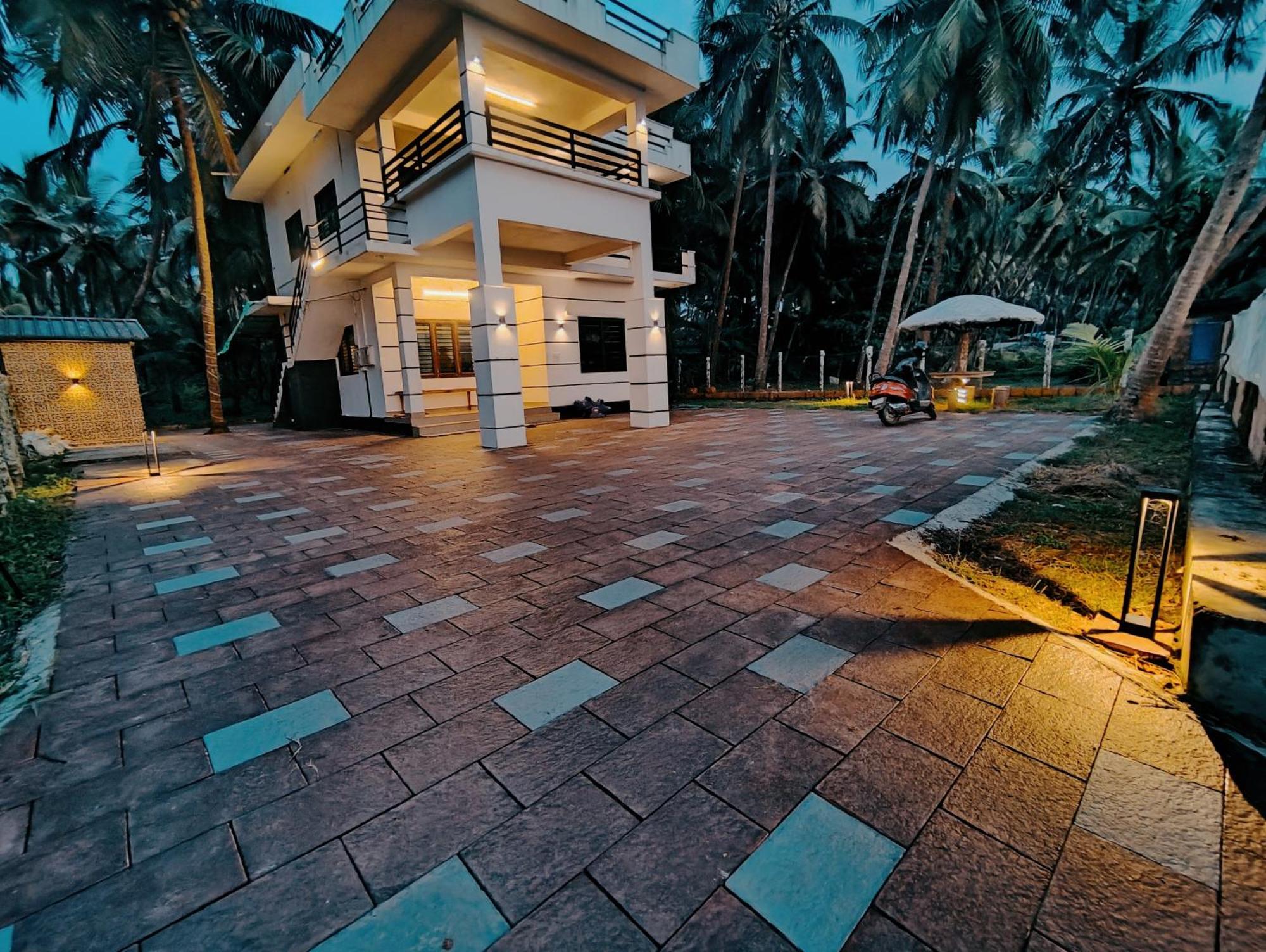 Corniche Beach Resort Mulappilangād Habitación foto